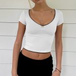 Low-Cut Slimming Cropped T-shirt: Women's Sexy Outfit Ideas